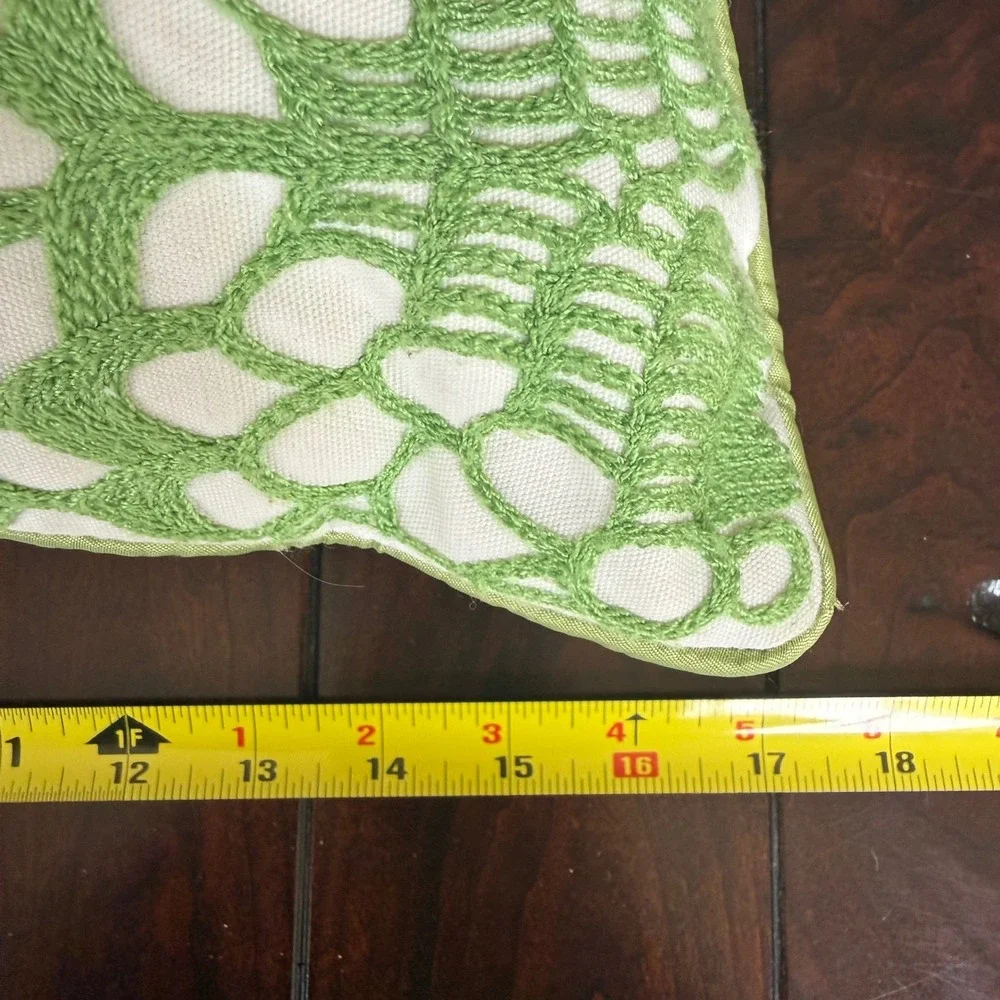 Michaels Stores Green White Crochet Scallop Throw Pillow‎ 17x17 Square Accent